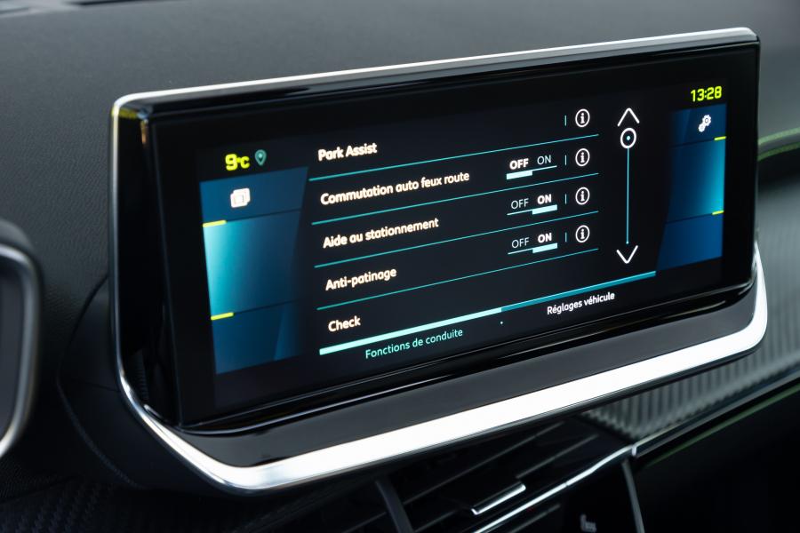 Детали интерьера Peugeot e-2008 GT (Digital White) 2019 года  (WW) (фото 108 из 119)
